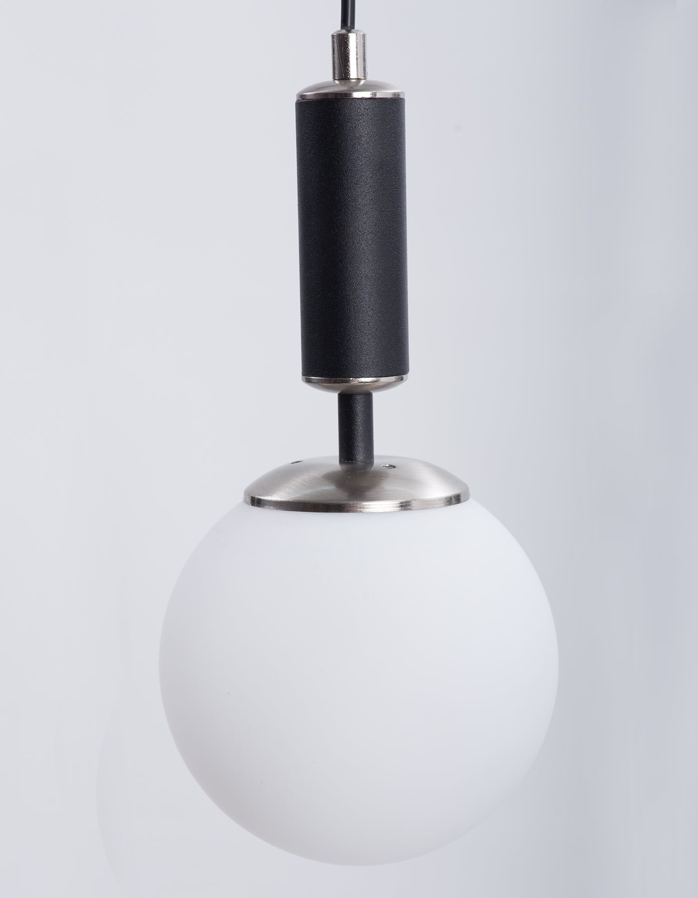 Suspension Globe Noir Mat et Chrome - Verre Blanc Opale