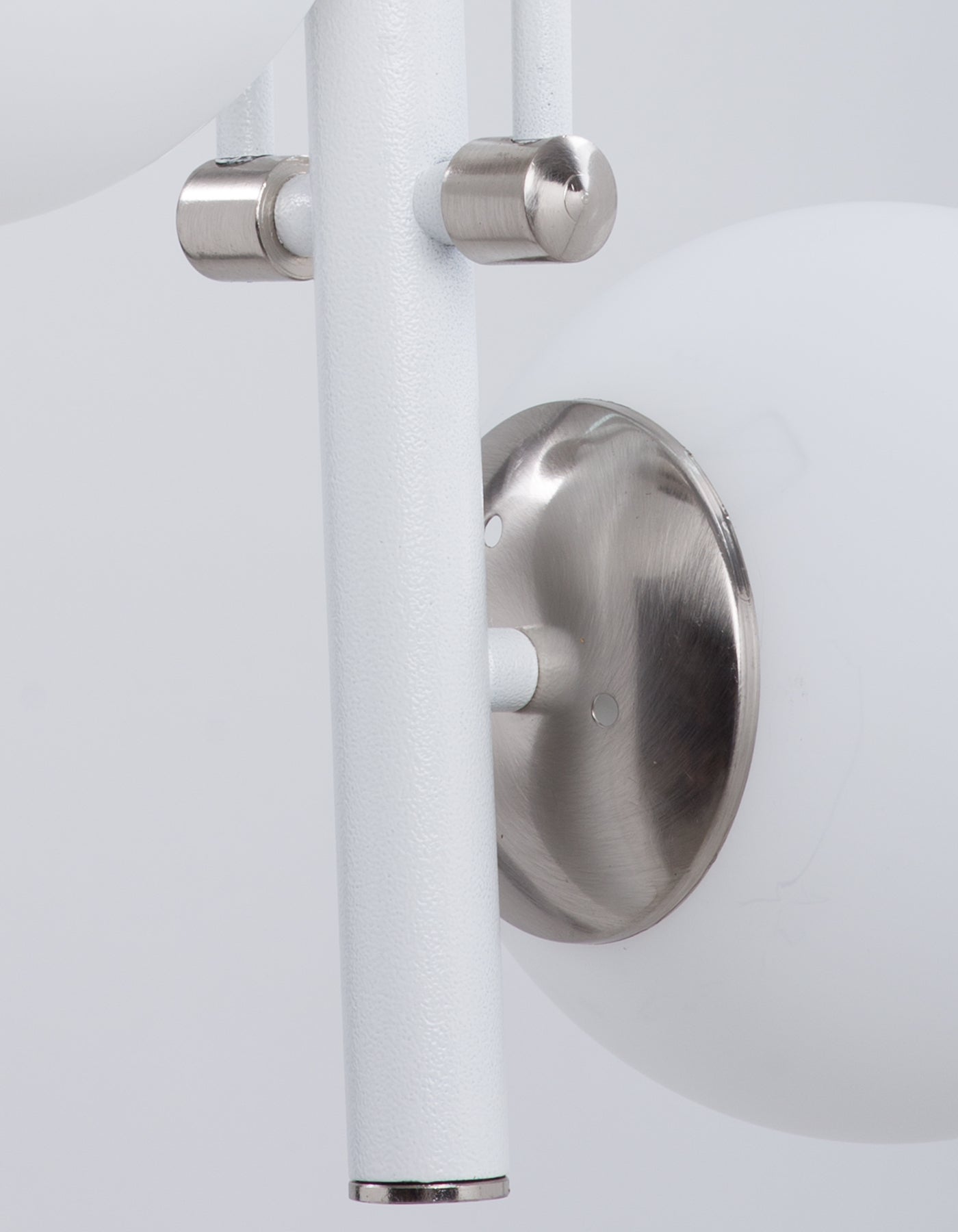 Lustre 2 Lumières Globes Blancs Opale Structure Blanche Détails Chromés Design Moderne