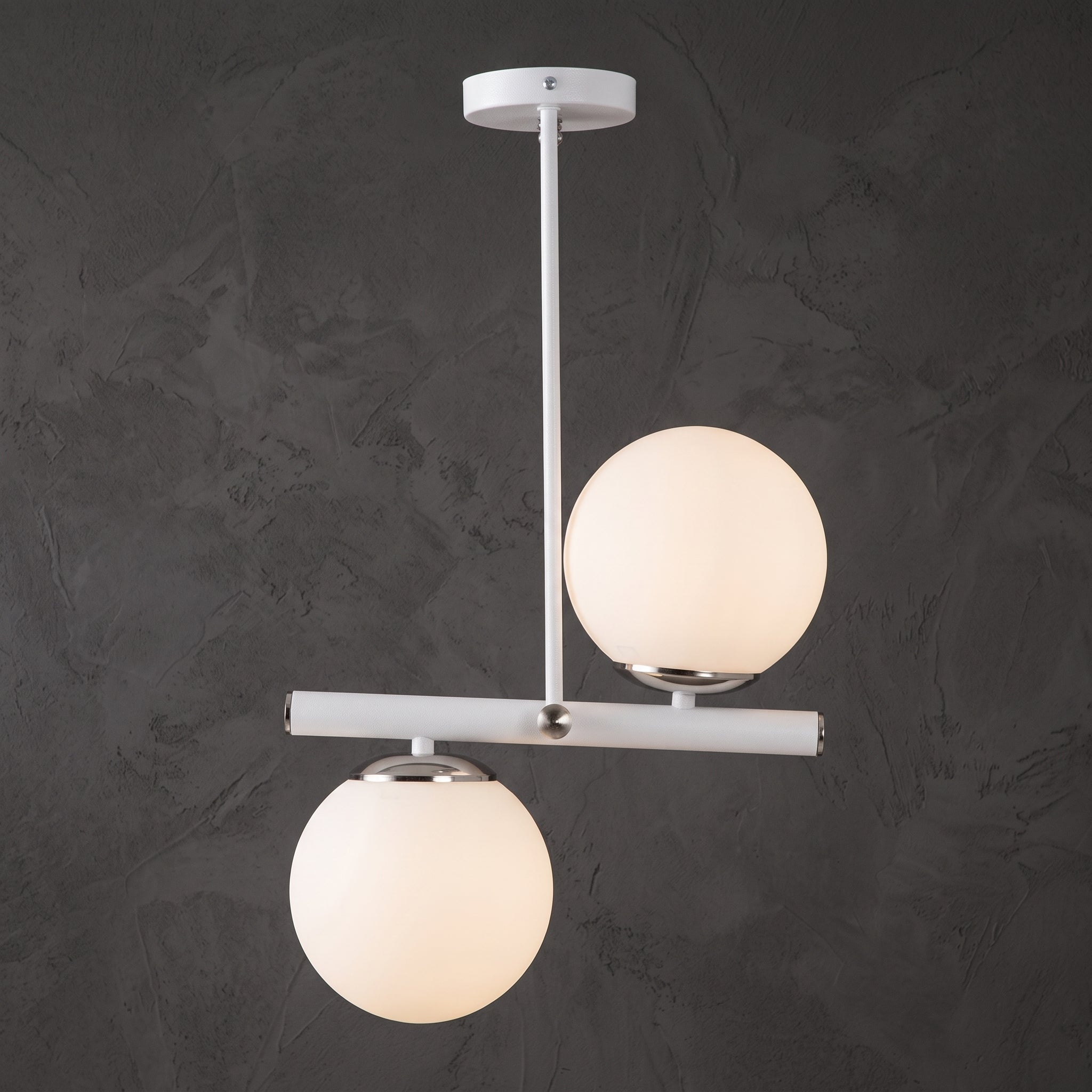 Lustre 2 globes opale blanc structure blanche détails chromés design sculptural IP40