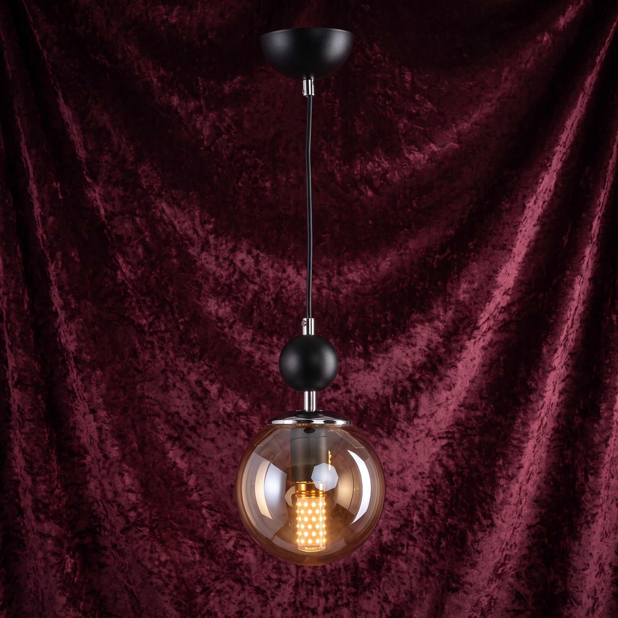Lustre suspendu globe ambré structure noire design moderne IP40