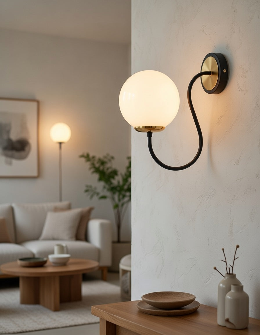 Applique murale globe blanc opalin noir mat et laiton