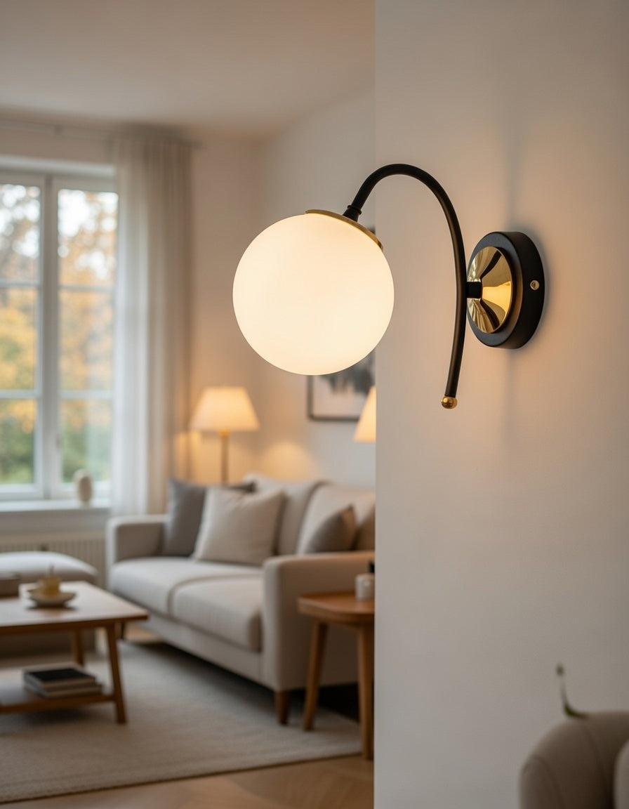 Applique Murale Globe Blanc Opale Structure Noire Détails Dorés Design Moderne