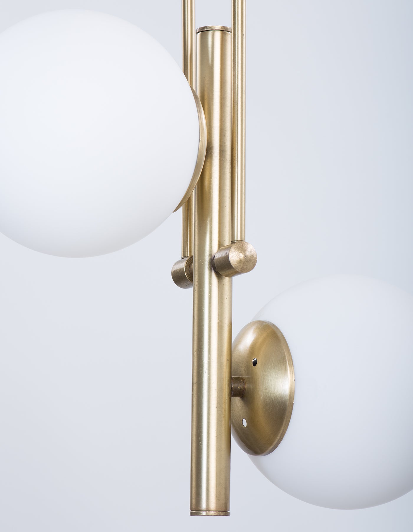 Lustre 2 Lumières Globes Blancs Opale Finition Laiton Doré Design Moderne