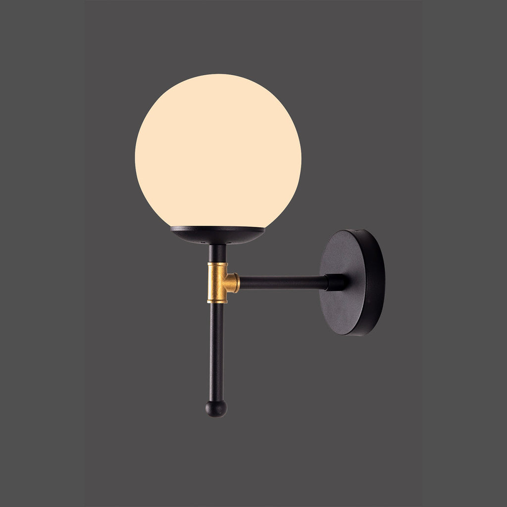 Vue en angle de l'applique KRUVA — profil métal noir et bras doré, globe opale laiteux E27