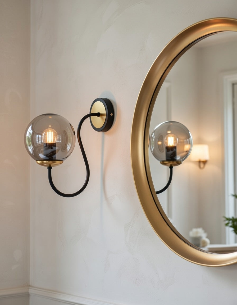 Applique murale globe fumé noir mat et laiton