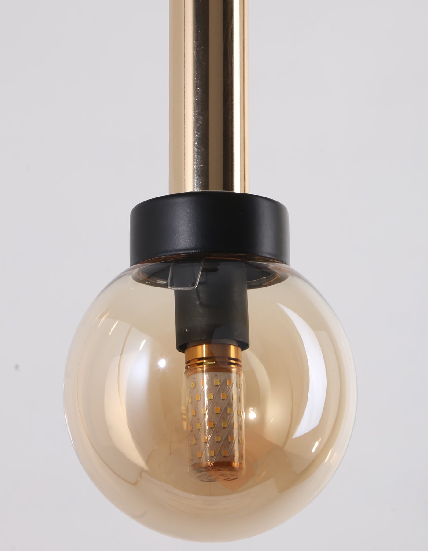 Lustre Suspendu Globe Ambré Détail Doré Design Moderne