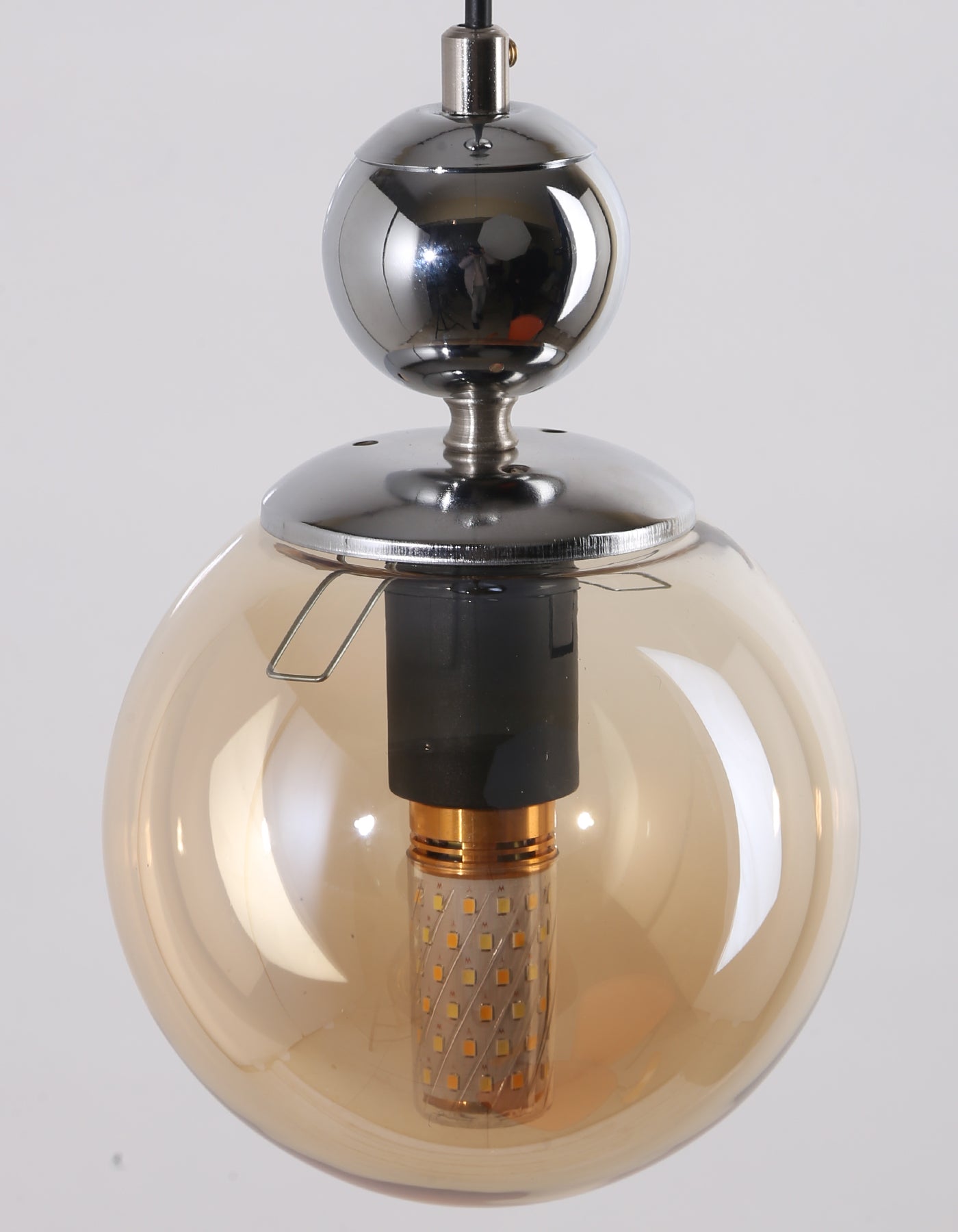 Lustre Suspendu Globe Ambré Design Chromé Moderne