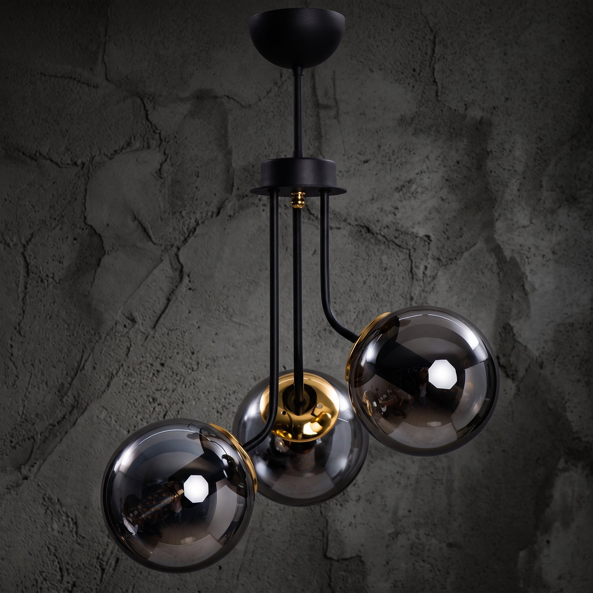 Lustre 3 globes fumés structure noire détails dorés design moderne IP40