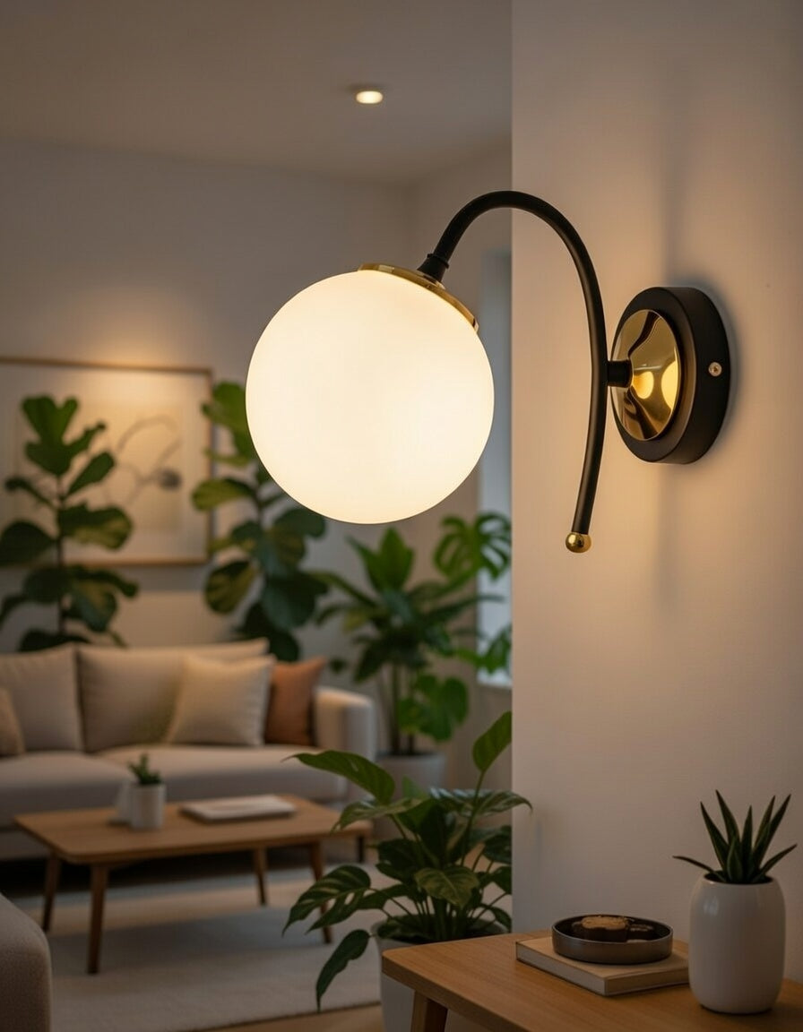 Applique Murale Globe Blanc Opale Structure Noire Détails Dorés Design Moderne