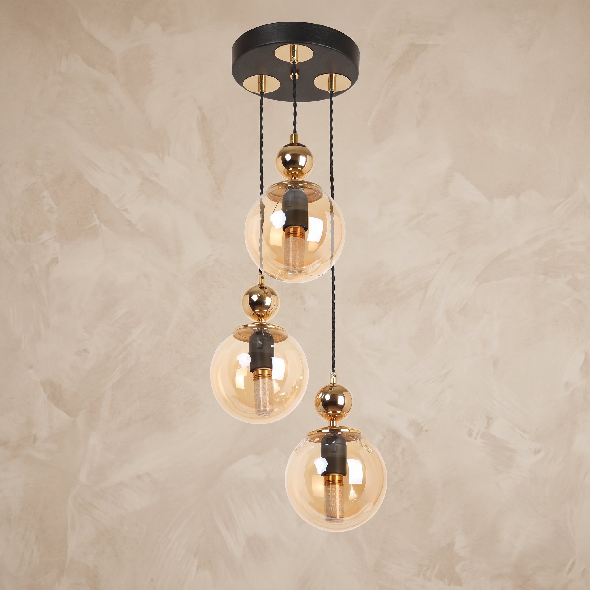 Suspension cascade 3 globes ambré noir mat et doré design moderne