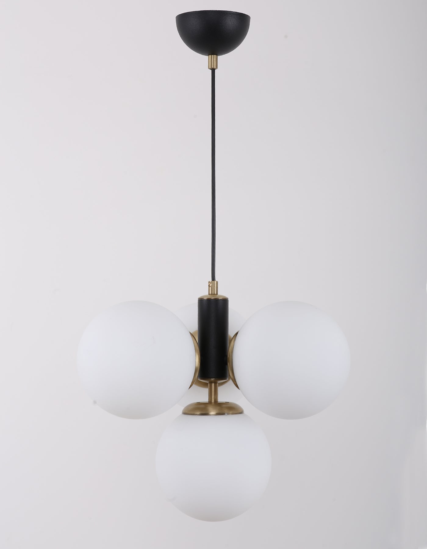 Suspension 4 globes blanc opalin noir mat et laiton