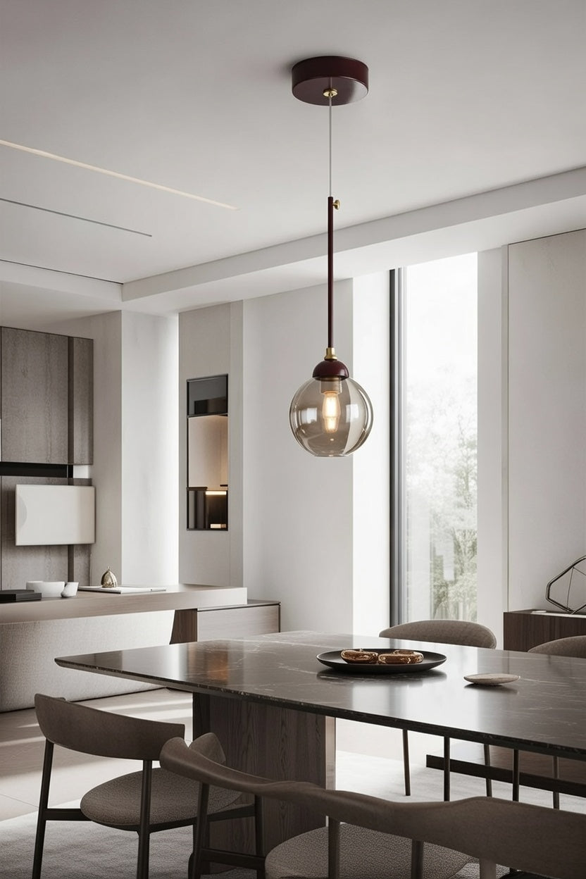 Lustre suspendu globe en verre fumé bordeaux avec structure marron et détails dorés, prise E27 — ambiance chaleureuse salle à manger