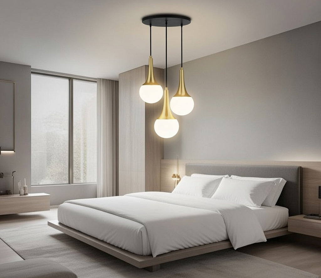 Lustre 3 globes opale cols dorés rosace noire chambre contemporaine vue