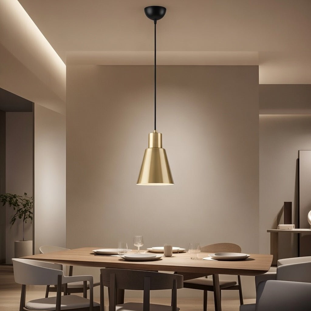 Lustre Icon doré installé au-dessus d'une table de salon.