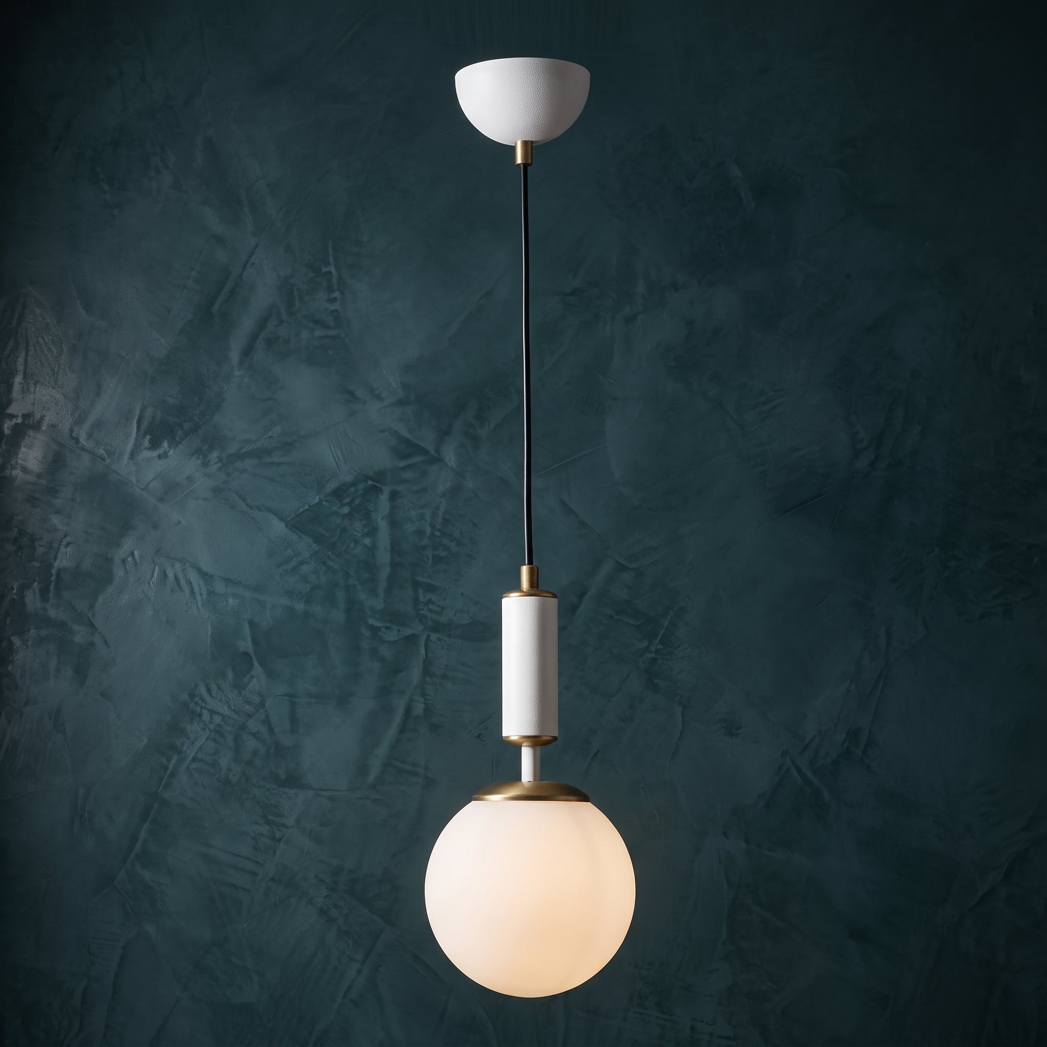 suspension globe opale blanc laiton brossé quiet luxury IP40