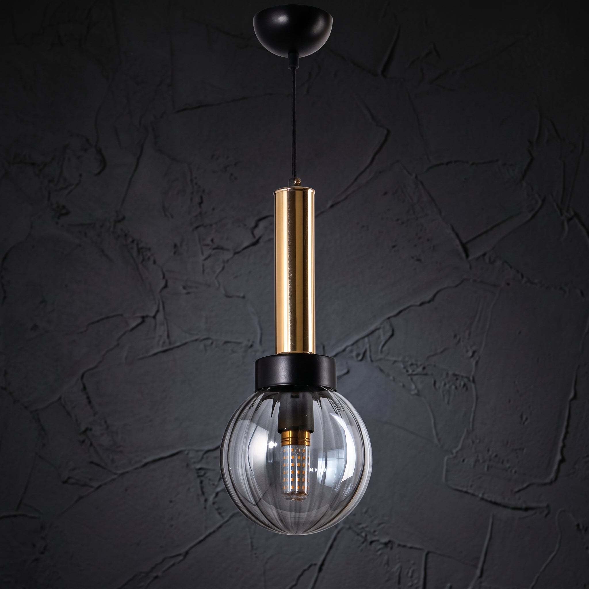 Lustre globe transparent côtelé détail doré design moderne IP40
