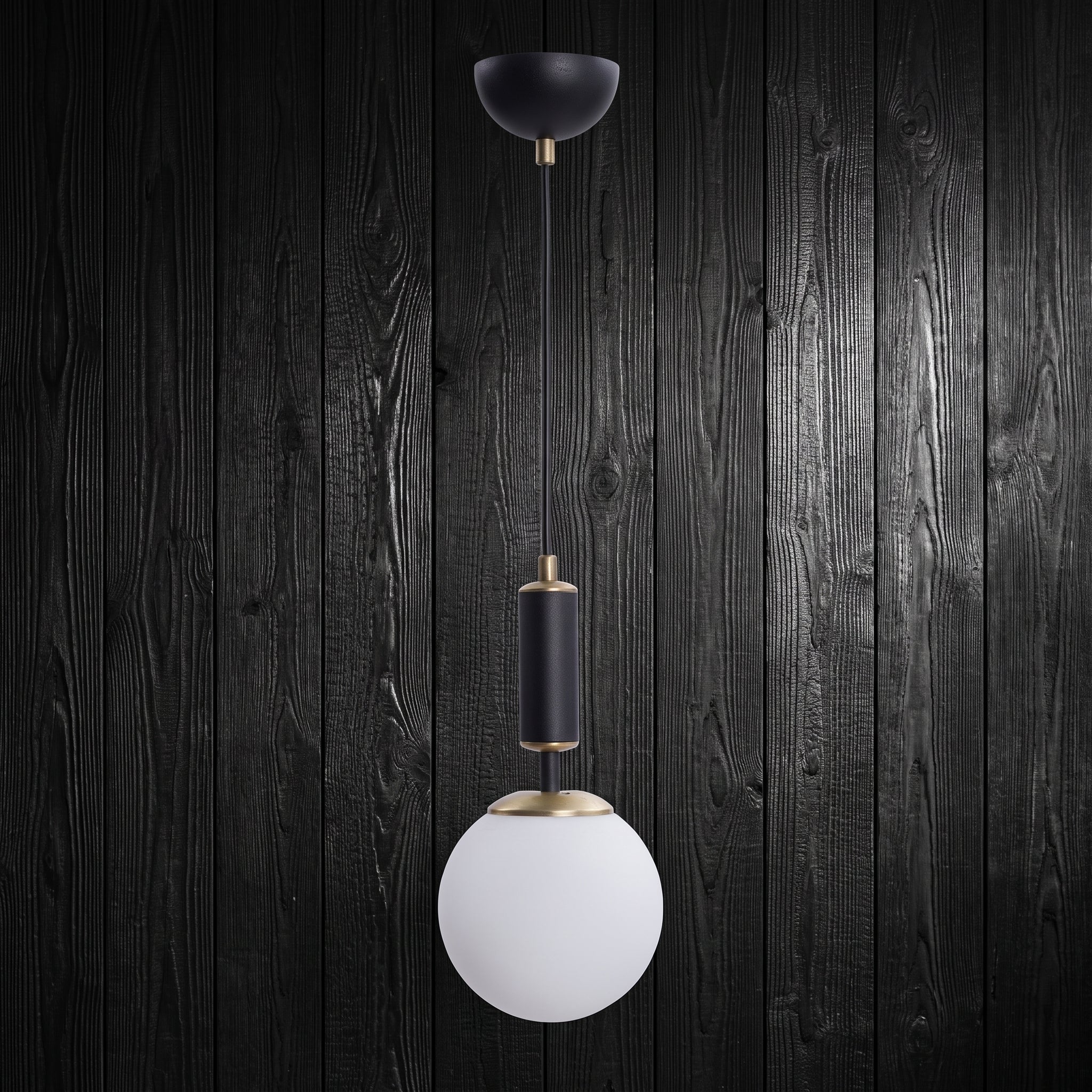 Suspension globe opale blanc noir mat et laiton design moderne IP40