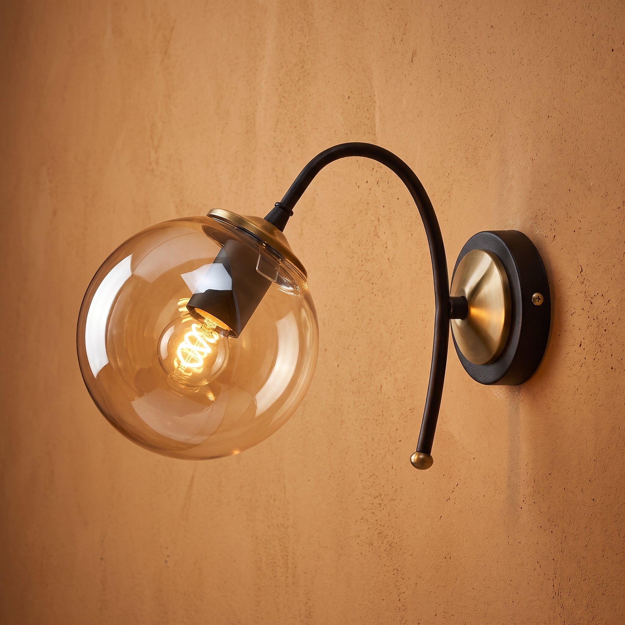Applique murale globe ambré détails cuivrés design moderne IP40