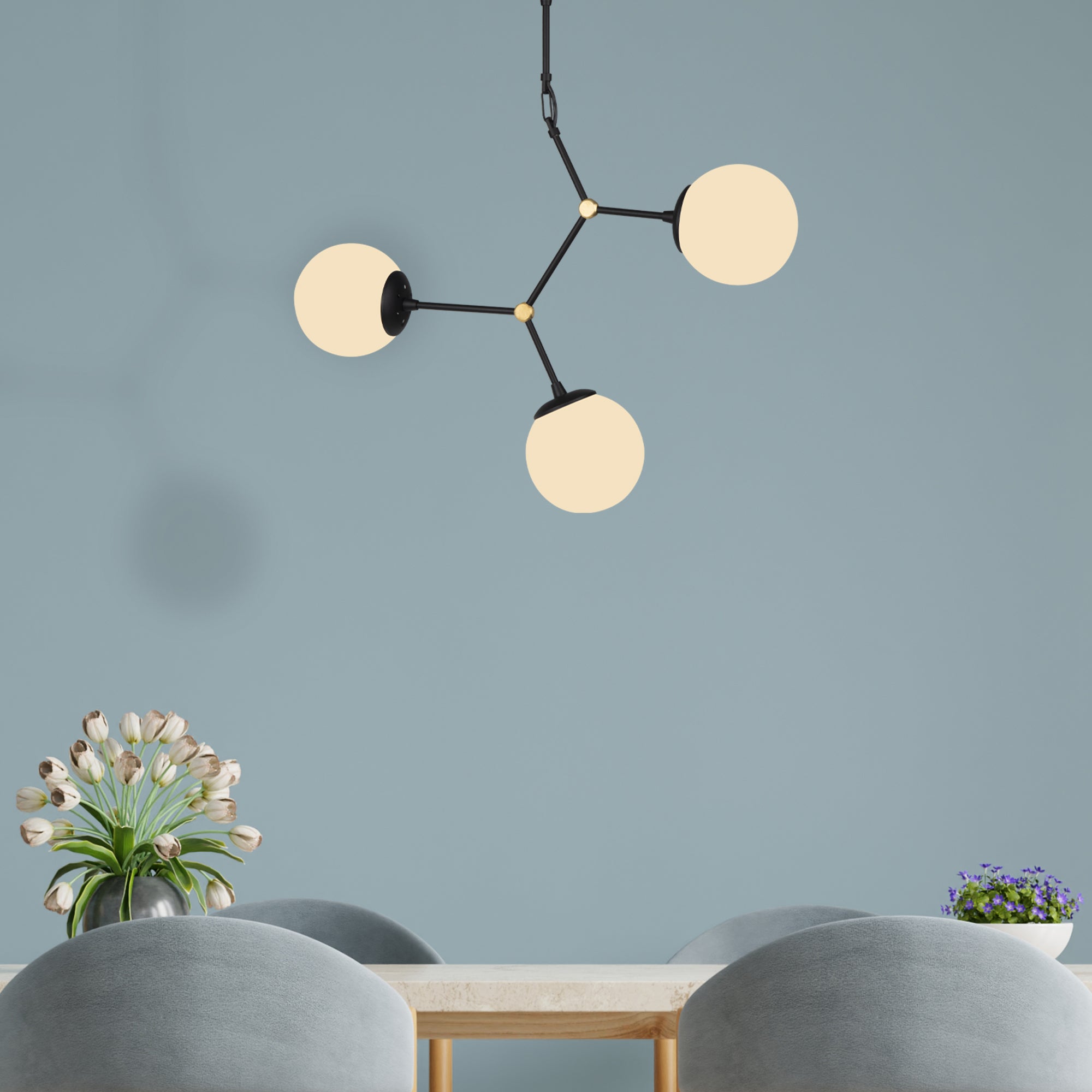 Lustre moléculaire  allumé 3 globes installé dans salon moderne