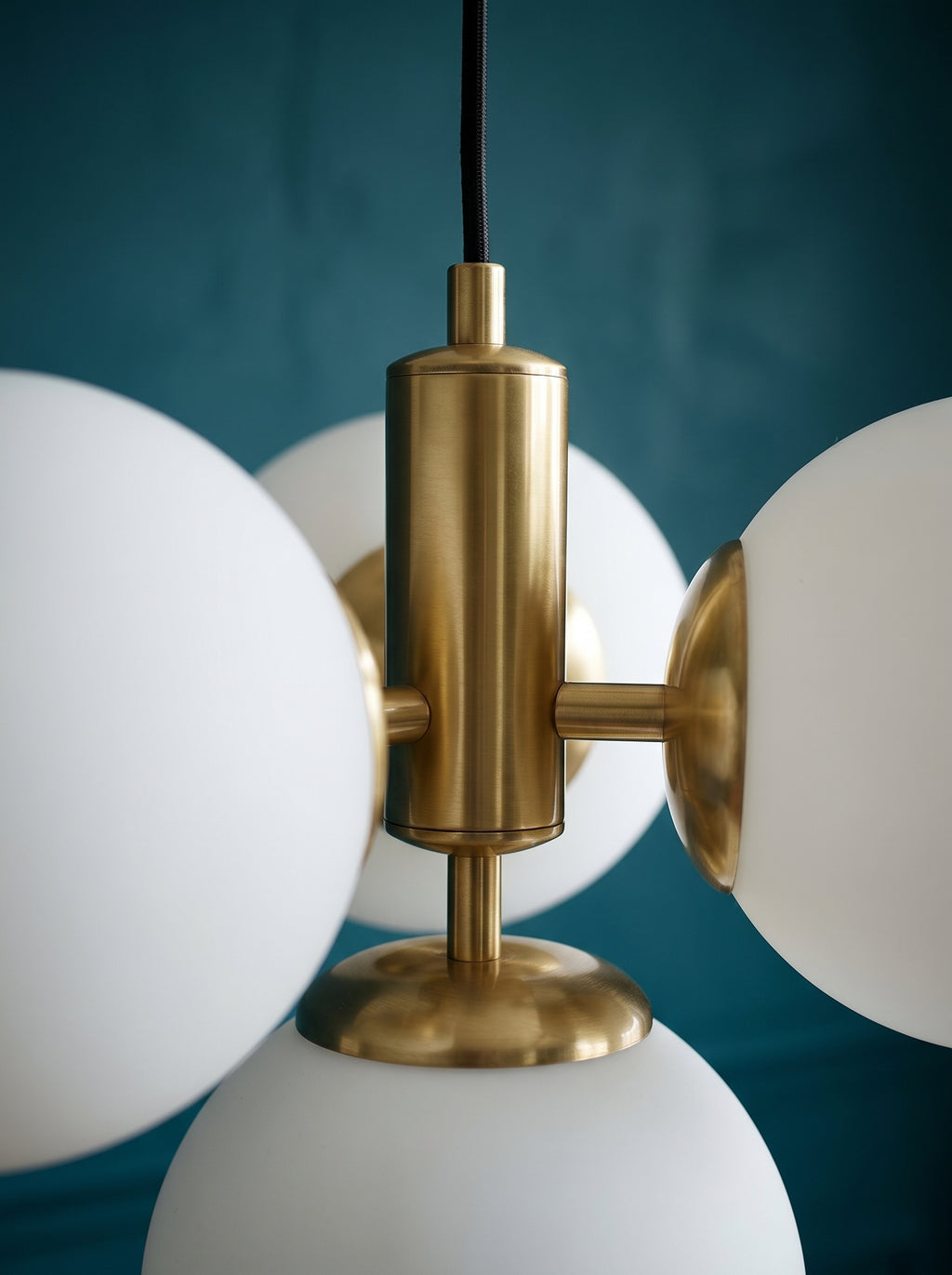 Suspension 4 globes blanc opalin finition laiton