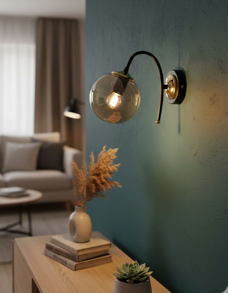 Applique Murale Globe Ambré Transparent Structure Noire Détails Dorés Design Moderne