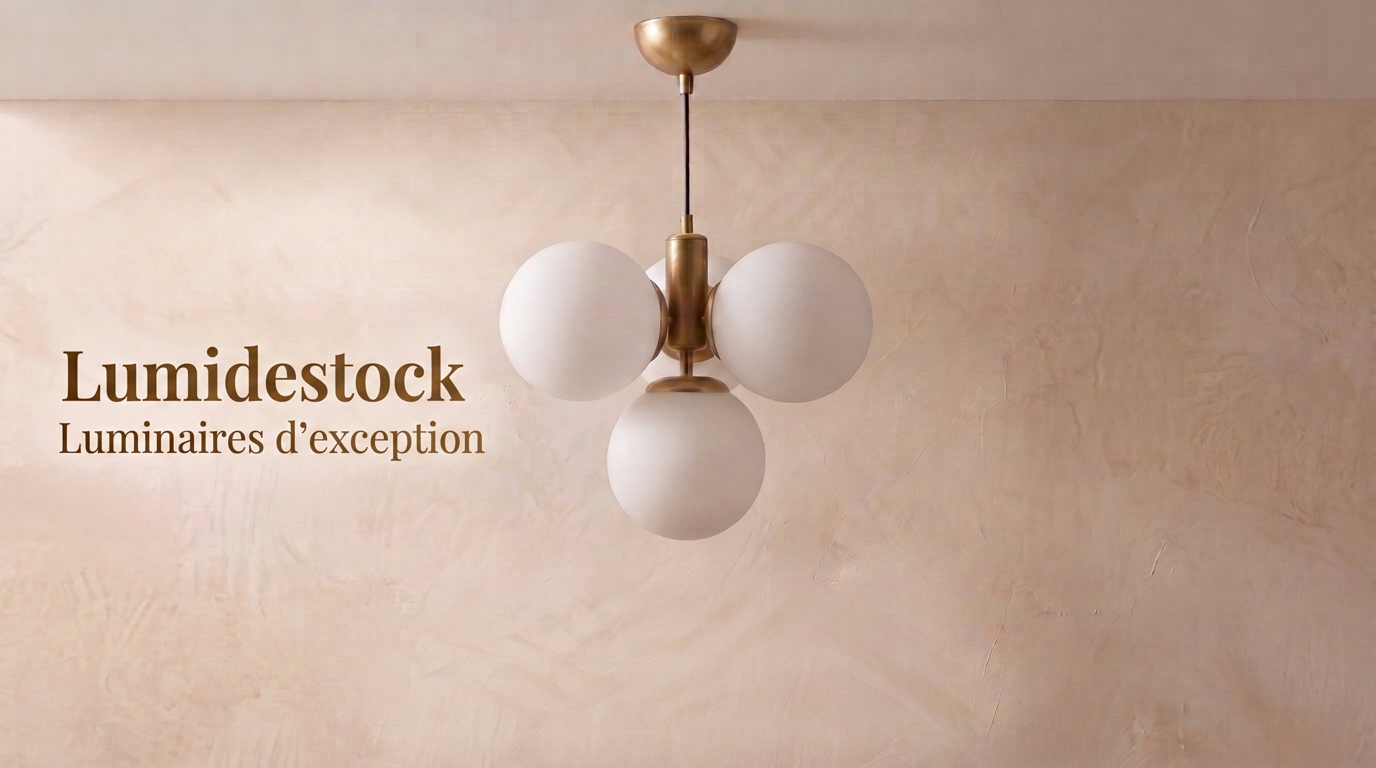 Bannière d'accueil Lumidestock : Luminaires d'exception. Suspension design en métal doré avec globes en verre blanc sur fond beige texturé.