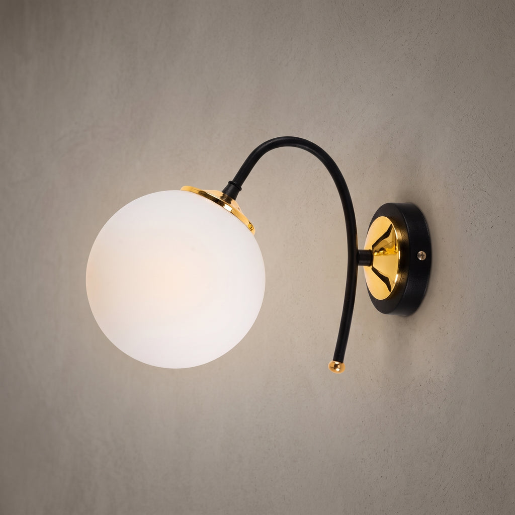 Applique murale globe blanc opale avec détails dorés brillants design moderne