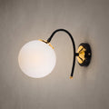 Applique murale globe blanc opale avec détails dorés brillants design moderne