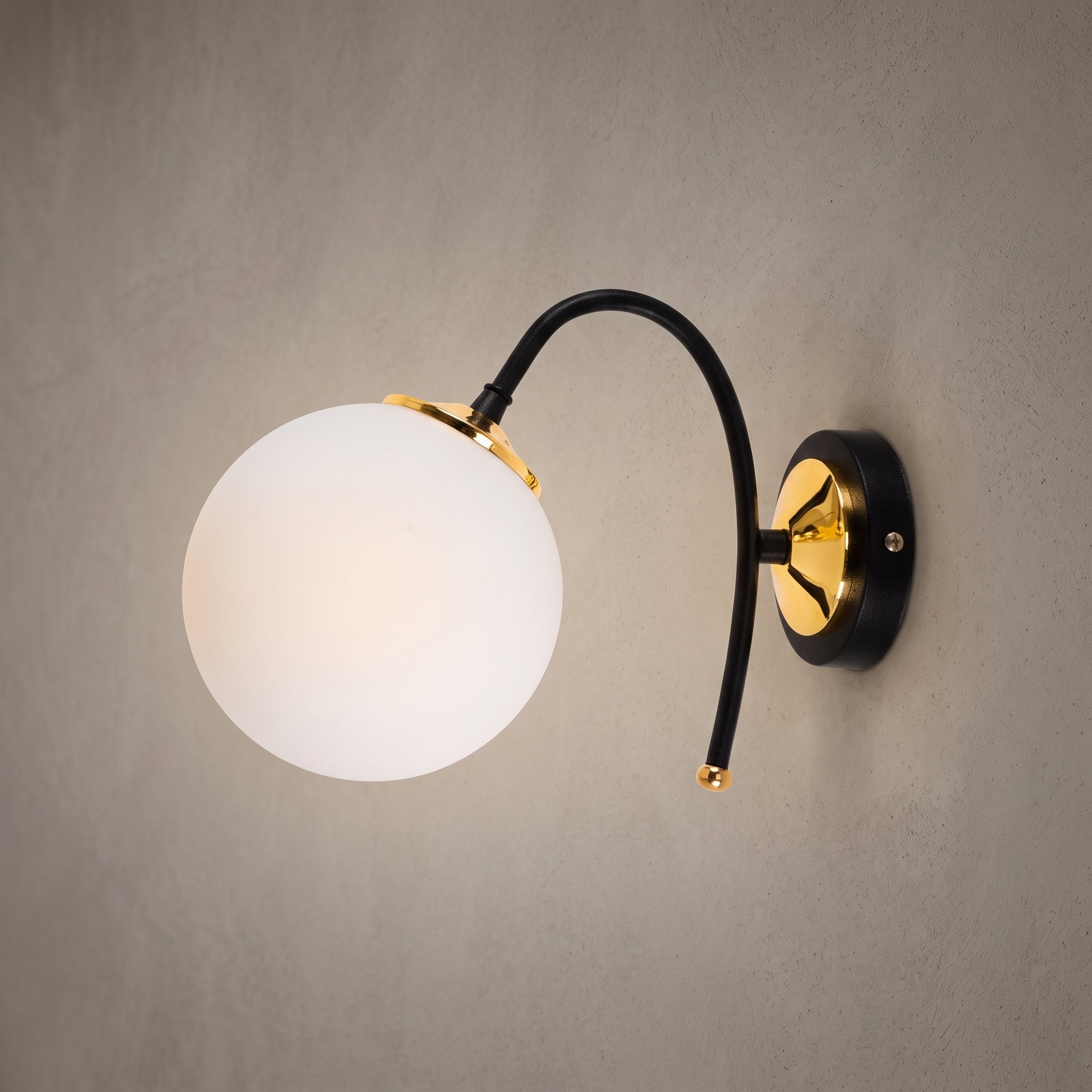 Applique murale globe blanc opale avec détails dorés brillants design moderne