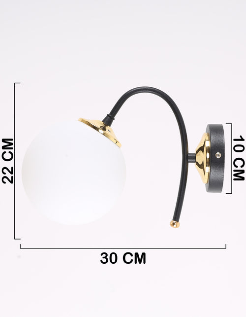 Détail structure noire mat détails dorés brillants applique globe opale blanc E27 IP40