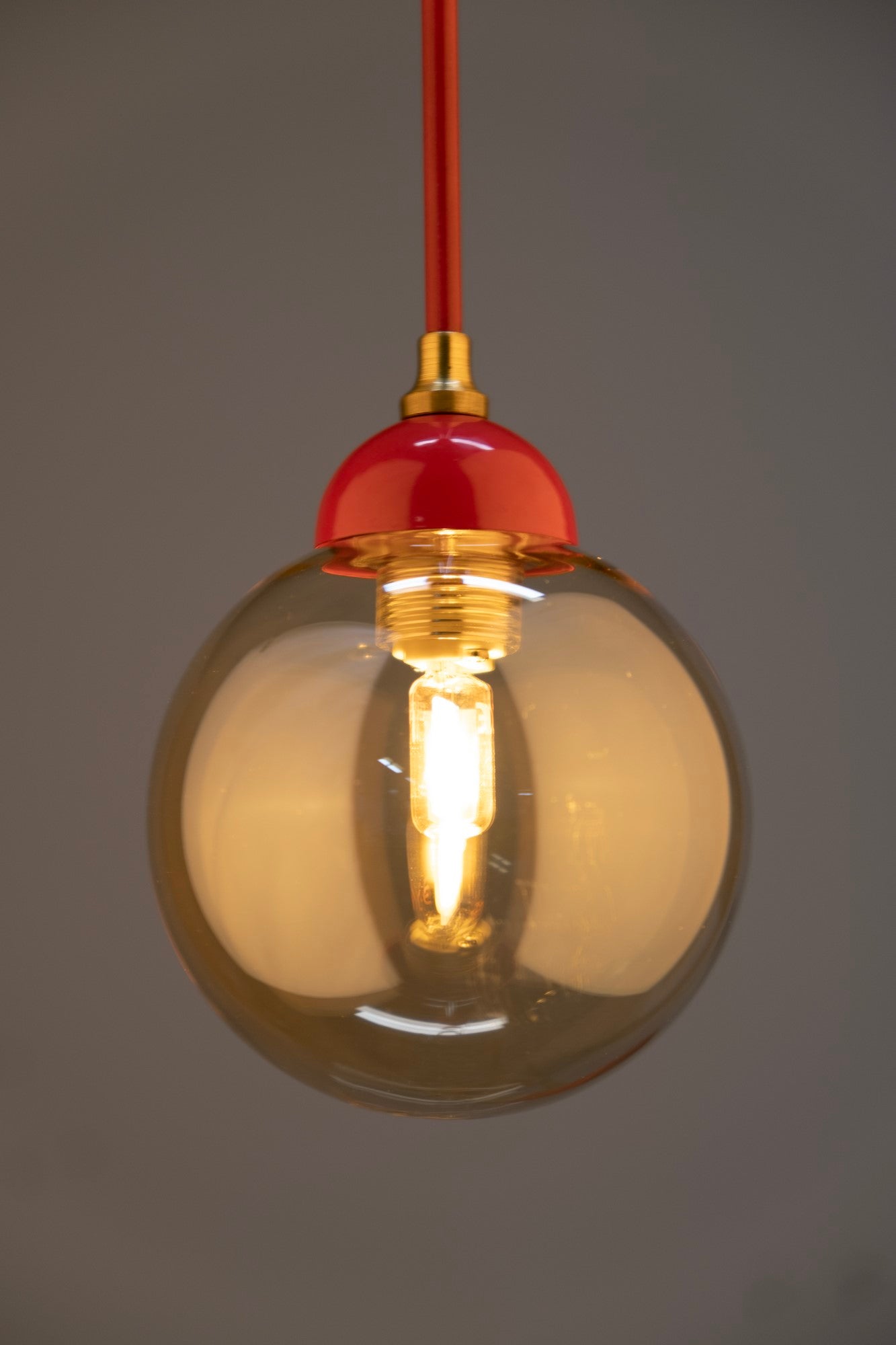Détail globe verre fumé rouge intense et détails dorés – lustre E27 Lumidestock