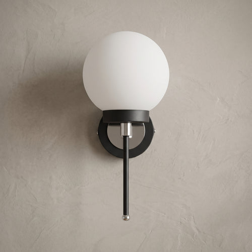 Applique murale globe opale blanc structure noire détails chromés design moderne