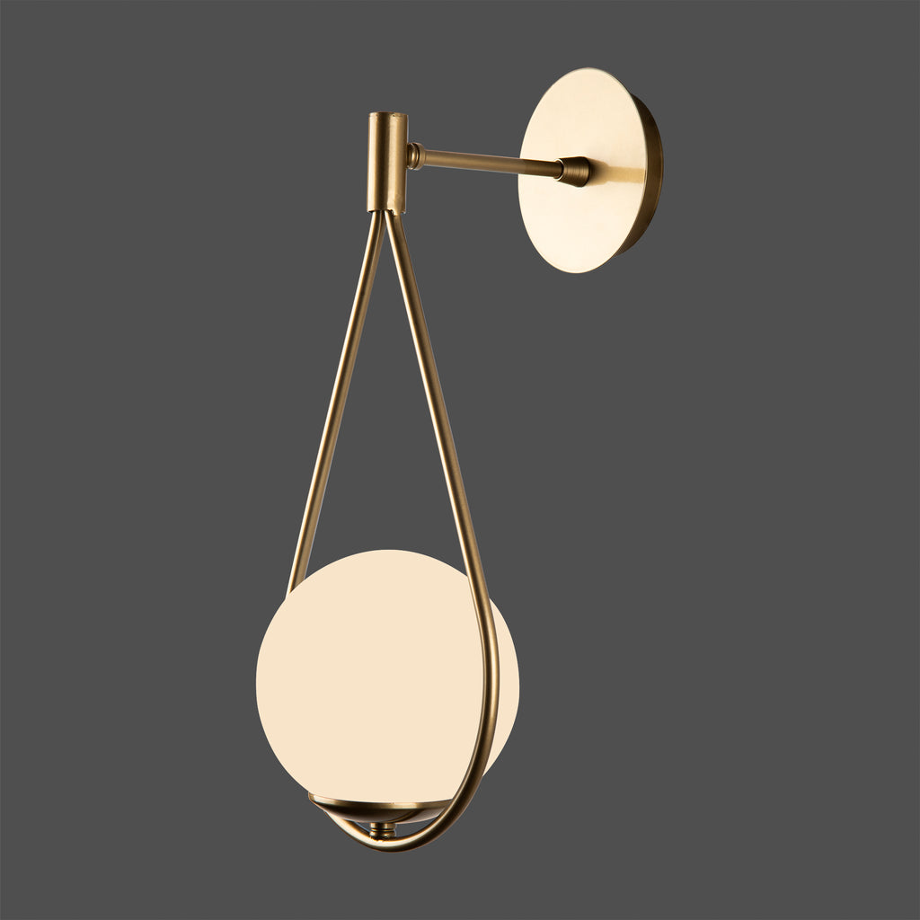 Applique murale à arc doré avec globe blanc opale allumé