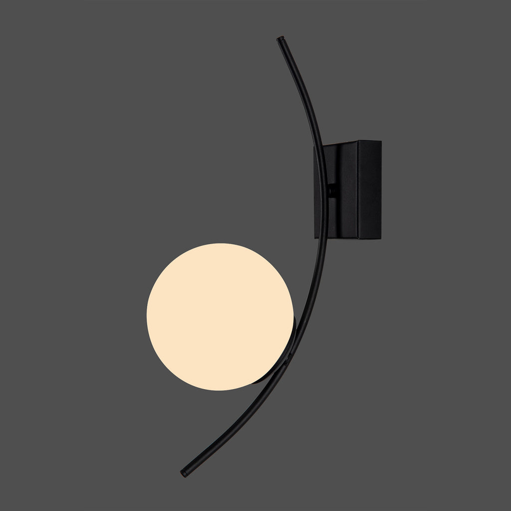 Applique murale noire à ligne courbe avec globe blanc opale allumé sur fond sombre