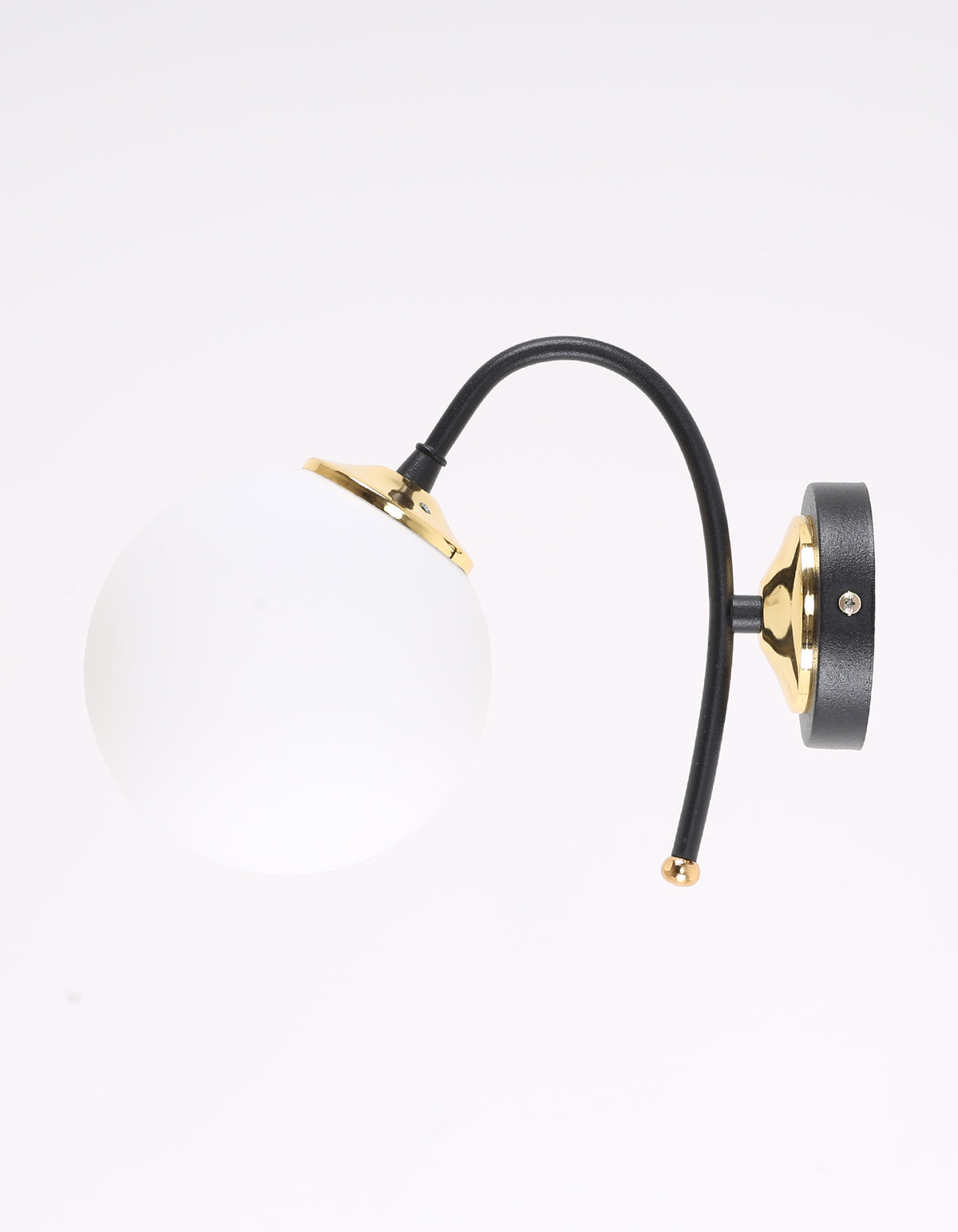 Vue de profil de l'applique globe blanc opale avec bras col de cygne noir et finition dorée