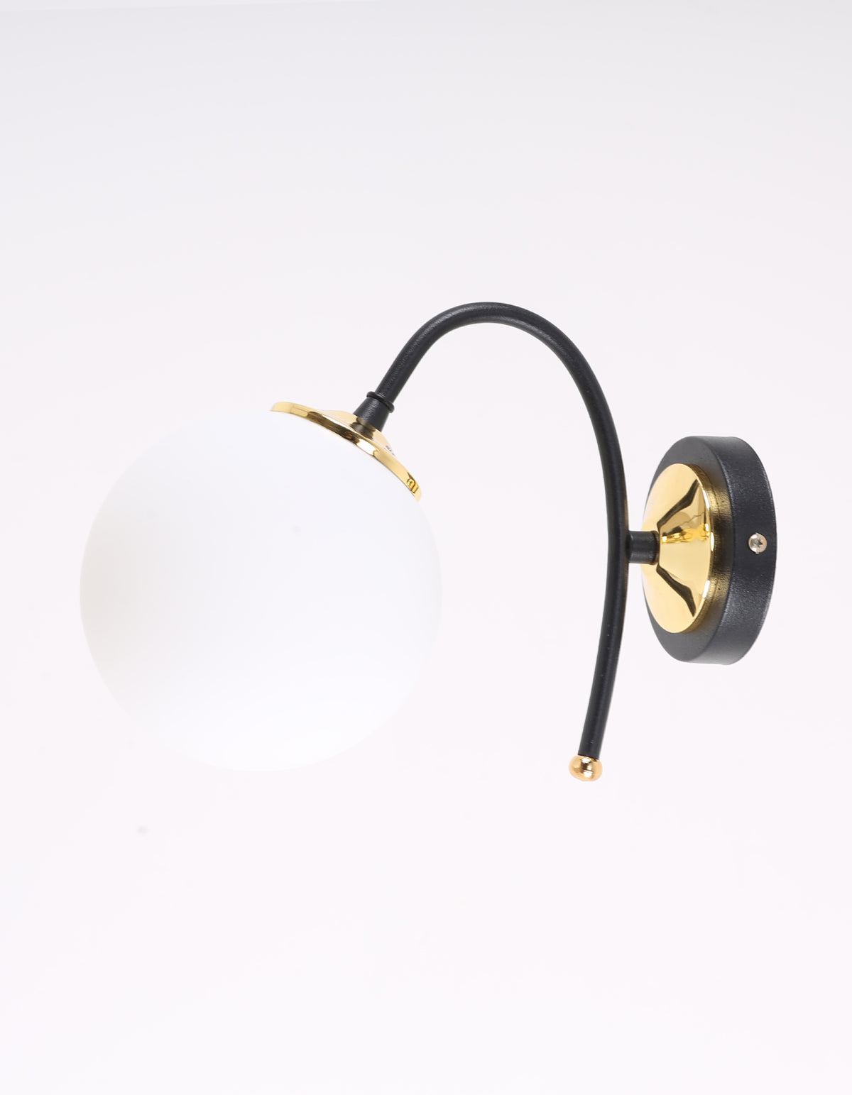 Applique murale globe blanc opale avec structure noire et détails doré brillant