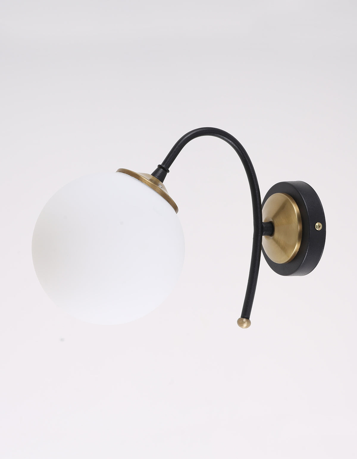Applique murale globe blanc opale installée sur un mur texturé avec lumière douce