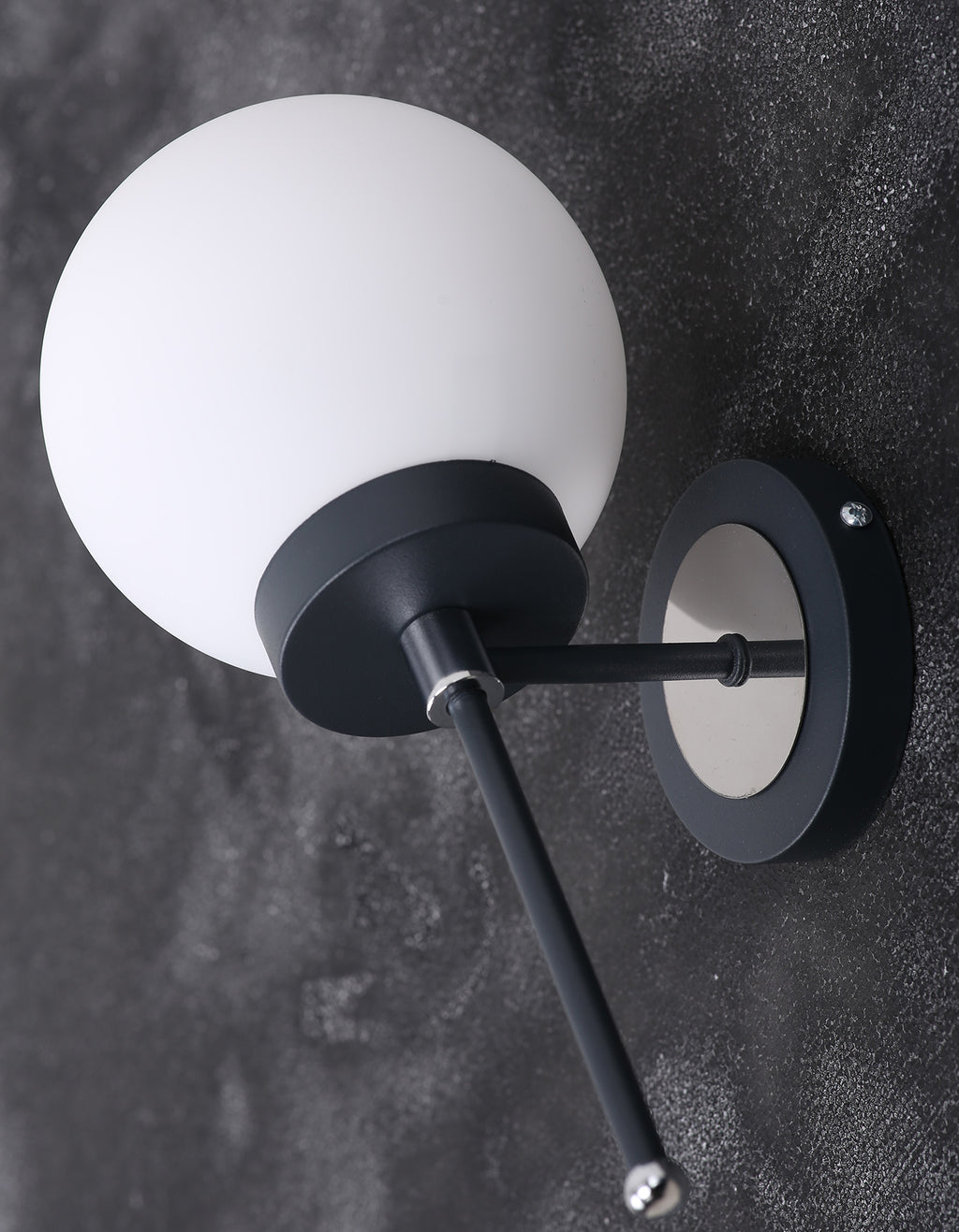 Vue de profil de l'applique murale globe blanc opale avec structure noir mat et détails chromés