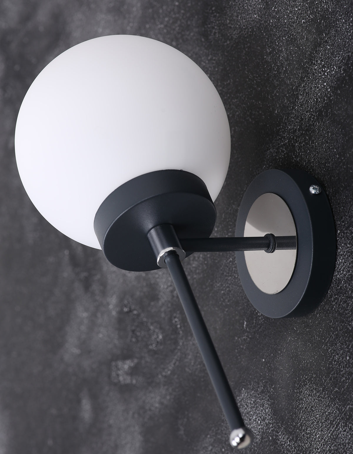 Vue de profil de l'applique murale globe blanc opale avec structure noir mat et détails chromés
