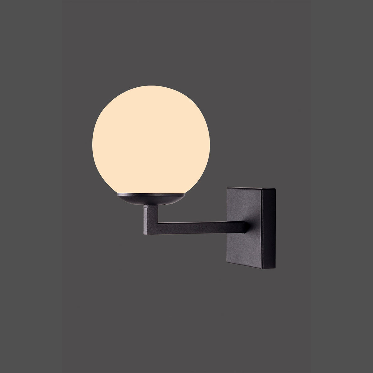 Applique murale noire avec globe blanc opale allumé sur fond sombre