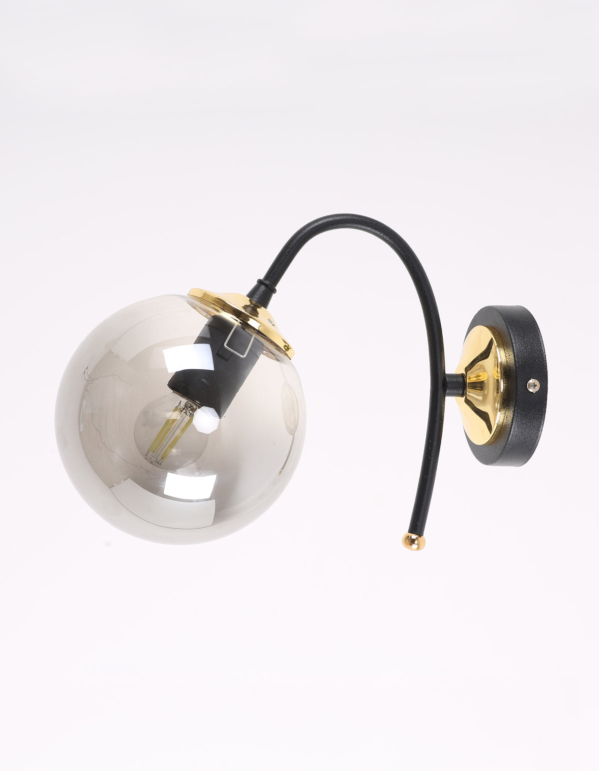 Vue de profil de l'applique globe en verre fumé avec bras col de cygne noir et finition dorée