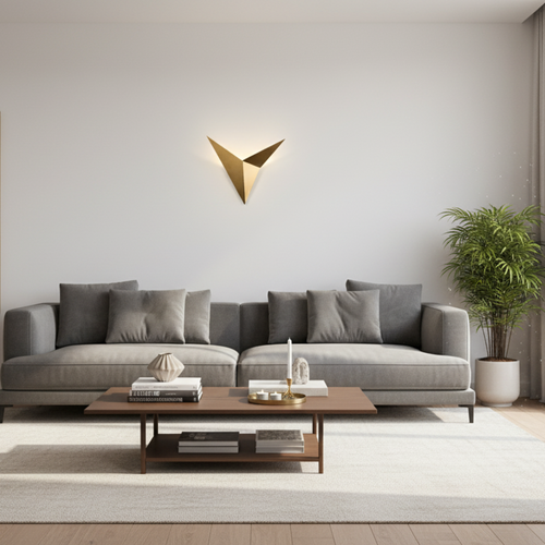 Applique murale dorée dans un appartement moderne