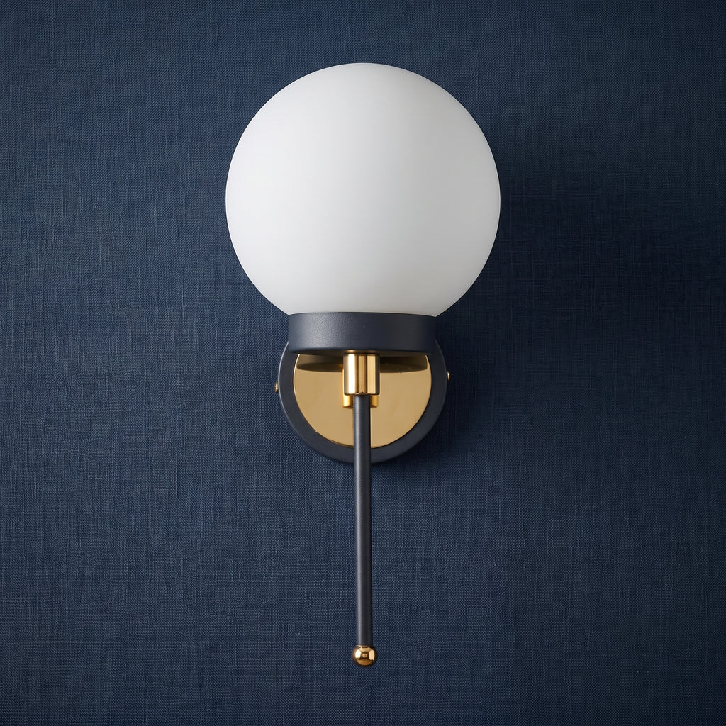 Applique murale globe opale blanc structure noire détails dorés design luxe IP40