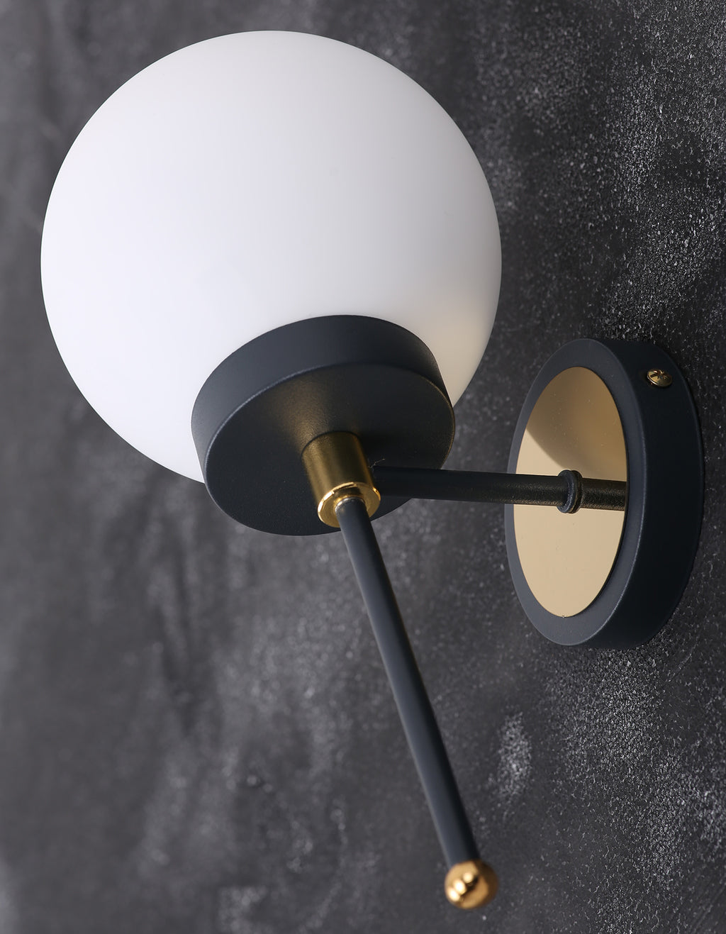 Détail globe opale blanc  applique murale noire avec finition dorée IP40