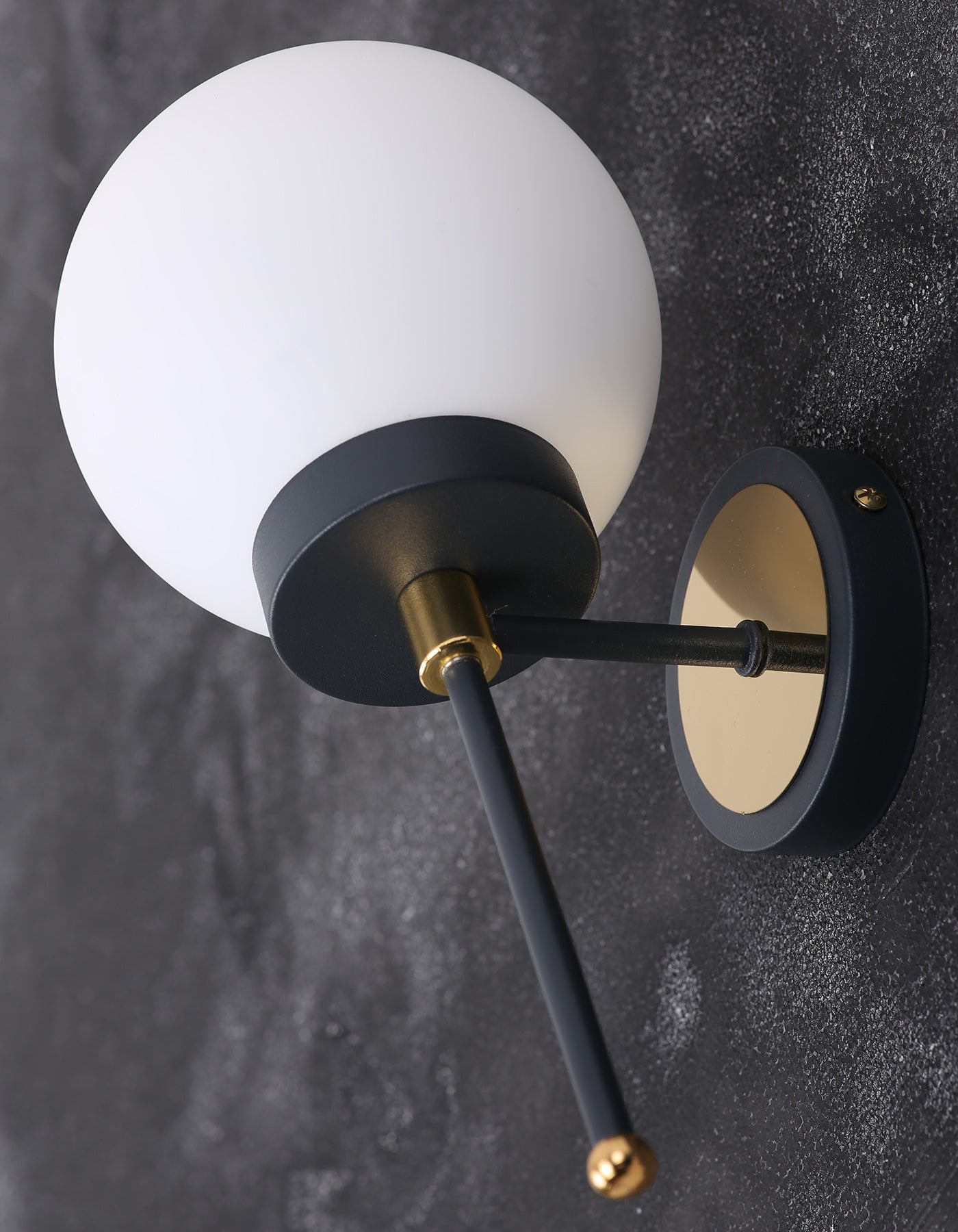 Détail globe opale blanc  applique murale noire avec finition dorée IP40