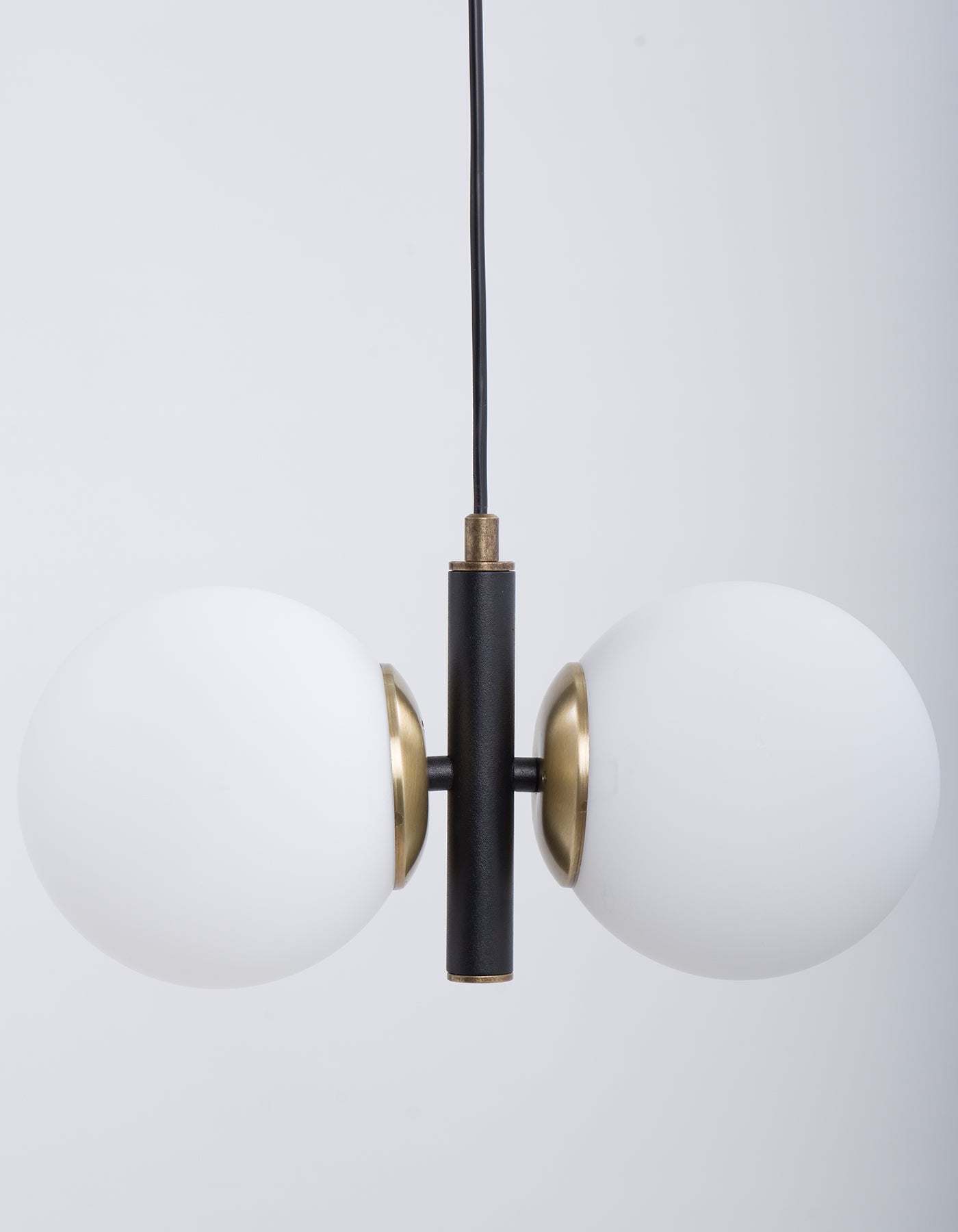 Lustre Suspension Double Globe Noir Mat et Or - Verre Blanc Opale