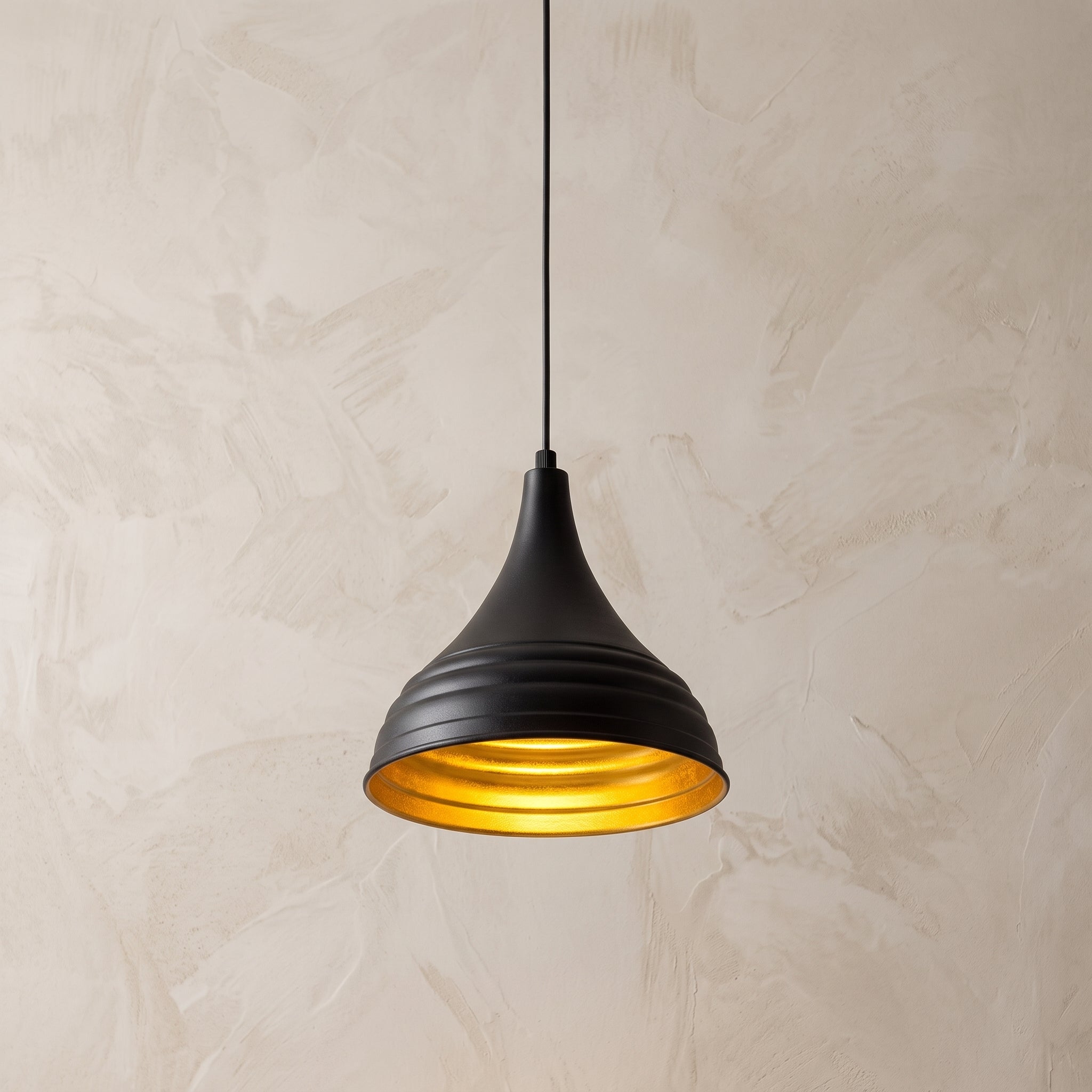 Suspension cloche noir mat nervurée intérieur doré Ø25 cm