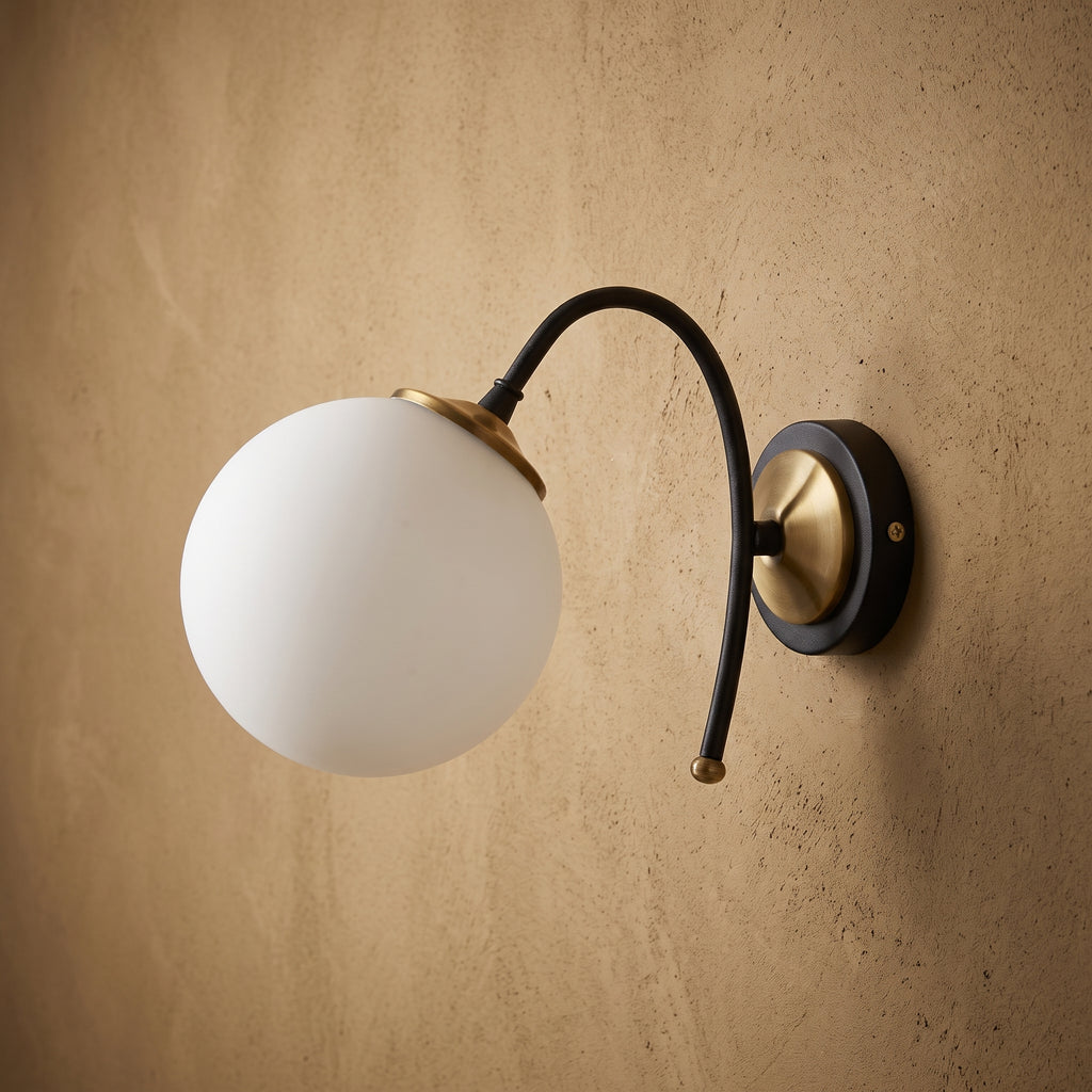 Applique murale globe blanc opale finition chromée détails cuivrés design moderne