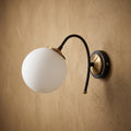 Applique murale globe blanc opale finition chromée détails cuivrés design moderne
