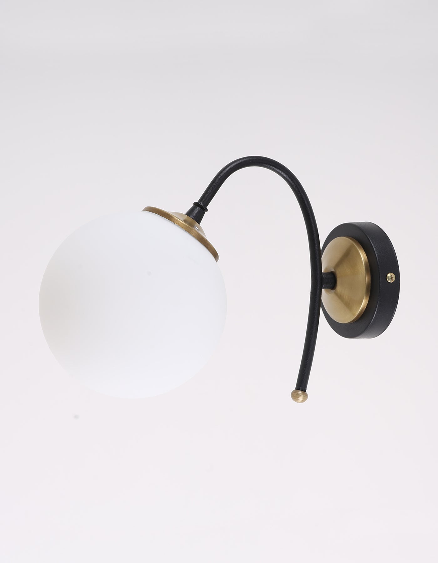 Applique Murale Globe Blanc Opale Structure Noire Détails Dorés Design Moderne